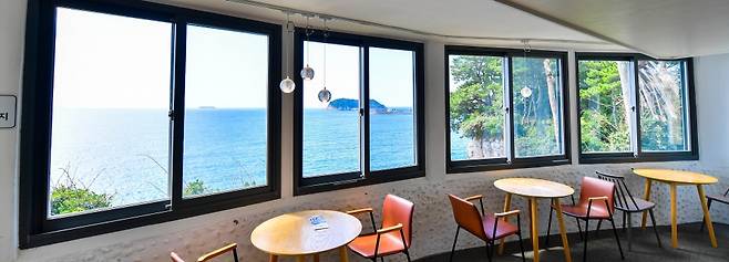 소라의 성 2층에 조성된 북카페. 남쪽으로 트인 창 너머로 문섬이 보인다.