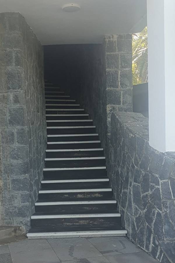 소라의 성 1층에서 2층으로 올라가는 계단.건물 외부에 조성된 계단은 곡선 구조로 돼 있다.