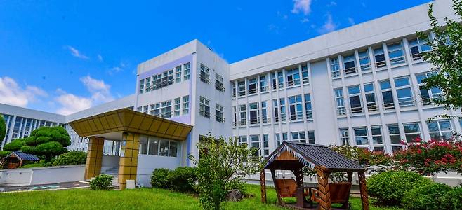 옛 제주대학 농과대학 수산학부 건물(현 서귀중앙여자중학교)은 수직적 요소가 잘 반영됐다. 건물 내부로 빛을 많이 받을 수 있도록 세로로 길쭉한 창을 많이 냈다.