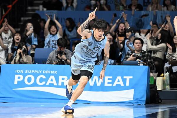 슛을 넣은 뒤 세리머니를 하고 있는 켐바오. 사진 | KBL