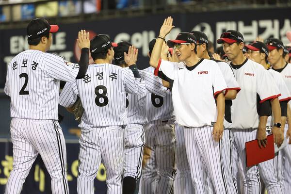 LG 선수단이 경기 승리 후 하이파이브를 하고 있다. (사진=LG 트윈스)