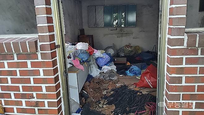 12일 오전 광주 북구 신안동 신안치안센터 창고, 오래된 쓰레기부터 버린 지 얼마 안 된 쓰레기까지 무단투기의 흔적을 찾을 수 있었다.