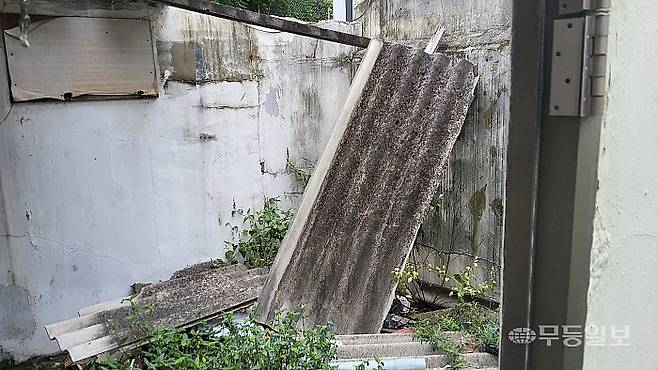 12일 오전 광주 북구 신안동 신안치안센터 건물 뒤편, 1급 발암물질인 석면 슬레이트 지붕이 무너진 채 방치돼 있었지만, 소유주의 신고가 없어 철거도 되지 않고 있었다.