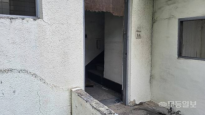 치안센터 뒷문 역시 완전히 삭아 떨어져나간 상태라 누구든 드나들 수 있고 우범지대로 전락할 수 있었다.
