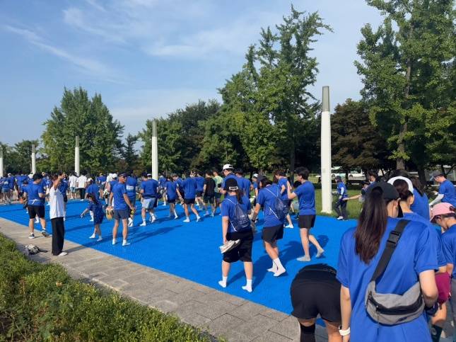 맨발로 지압판을 걷는 참가자들/사진=김다이 기자 @neverdie