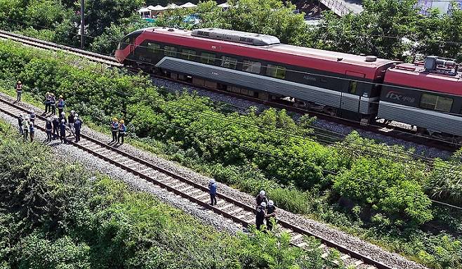 무궁화호 열차가 선로 인근에서 작업 중이던 근로자 7명을 치는 사고가 발생한 19일 경북 청도군 화양읍 삼신리 경부선 철로에서 경찰과 소방, 코레일 등 관계들이 사고가 난 현장을 조사하고 있다.(사진=뉴시스)