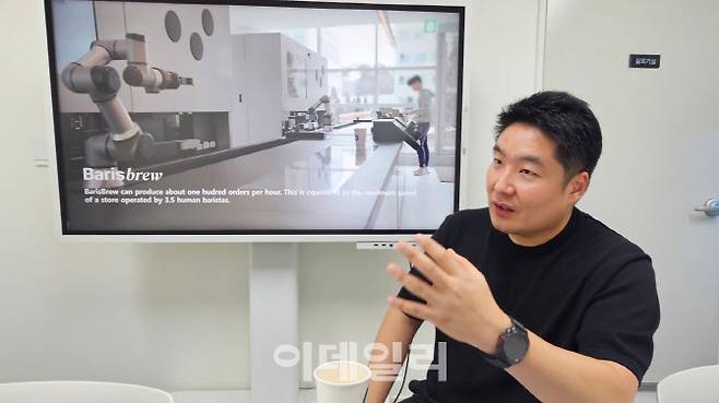 황성재 엑스와이지 대표가 26일 서울 성동구 엑스와이지 사무실에서 인터뷰를 하고 있다.(사진=김세연기자)