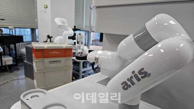 서울 성동구 엑스와이지 사무실 안 로봇 개발 공간에 아이스크림 로봇 ‘아리스’, 배송 로봇 ‘스토리지’ 등이 놓여 있다.(사진=김세연기자)