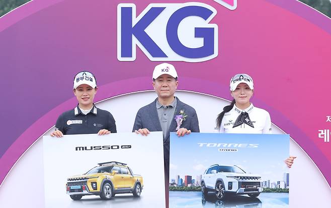 '제14회 KG 레이디스 오픈'에서 홀인원을 달성한 지한솔 선수(왼쪽)와 조아연 선수(오른쪽)가 KGM 황기영 대표(가운데)와 기념 사진을 찍고 있다.
