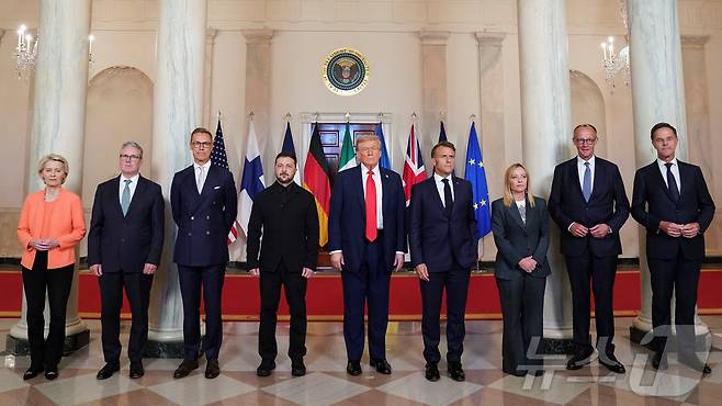 18일(현지시간) 미국 워싱턴 D.C. 백악관에서 러시아의 우크라이나 전쟁 종식을 위한 협상 직전 도널드 트럼프 미국 대통령, 볼로디미르 젤렌스키 우크라이나 대통령, 프리드리히 메르츠 독일 총리, 에마뉘엘 마크롱 프랑스 대통령, 키어 스타머 영국 총리, 조르자 멜로니 이탈리아 총리, 알렉산데르 스투브 핀란드 대통령, 마르크 뤼터 북대서양조약기구(NATO) 사무총장, 우르줄라 폰데어라이엔 유럽연합(EU) 집행위원장이 함께 기념사진을 촬영하고 있다. 2025.08.18. ⓒ 로이터=뉴스1 ⓒ News1 권영미 기자