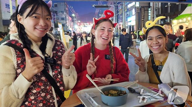 2024년 11월 구미라면축제장에서 외국인 유학생들이 포즈를 취하고 있다. 2024.11.1/뉴스1 ⓒ News1