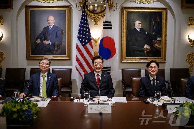 지난 8월 25일(현지시간) 이재명 대통령이 조현 외교부 장관(사진 왼쪽), 김정관 산업통상자원부 장관과 함께 도널드 트럼프 미국 대통령과의 백악관 오찬 간담회에 앞서 사진 촬영에 응하고 있다. 2025.08.31.(백악관 제공. 재판매 및 DB 금지) ⓒ News1 류정민 특파원