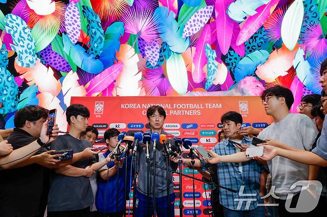 대한민국 축구대표팀 홍명보 감독이 1일 오전 인천국제공항 2터미널에서 A매치 2연전을 펼칠 미국으로 출국하기 앞서 취재진 질문에 답하고 있다. 2025.9.1/뉴스1 ⓒ News1 안은나 기자