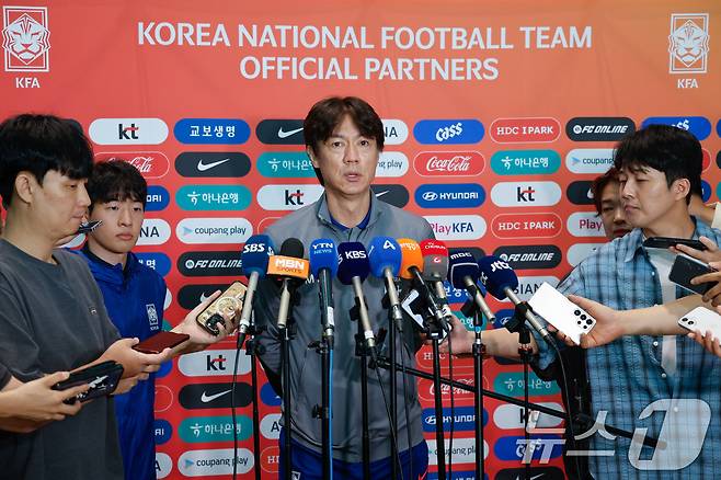 대한민국 축구대표팀 홍명보 감독이 1일 오전 인천국제공항 2터미널에서 A매치 2연전을 펼칠 미국으로 출국하기 앞서 취재진 질문에 답하고 있다. 2025.9.1/뉴스1 ⓒ News1 안은나 기자