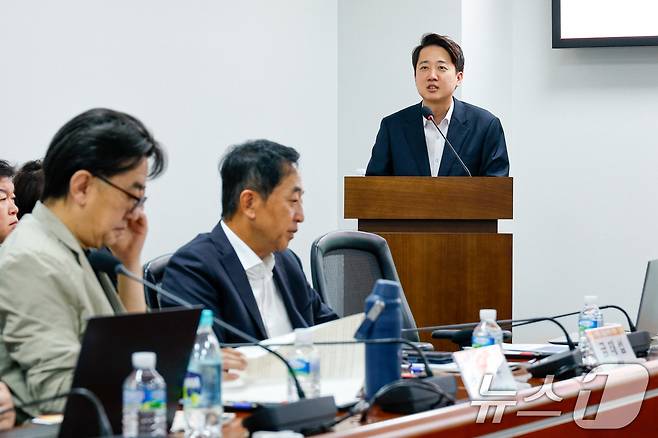 이준석 개혁신당 대표가 지난 달 29일 오전 서울 여의도 국회의원회관에서 열린 '진정한 검찰개혁을 찾아서 – 경찰 권한 비대화의 민주적 통제방안 그리고 검찰의 역할을 중심으로' 세미나에 참석해 축사를 하고 있다. 2025.8.29/뉴스1 ⓒ News1 안은나 기자