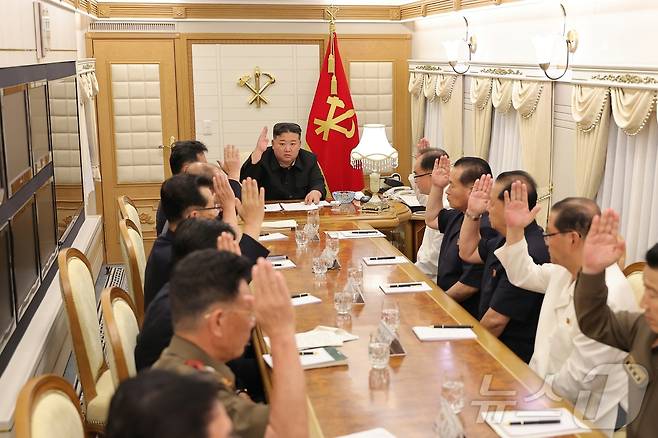 (평양 노동신문=뉴스1) = 2024년 7월 31일 당 중앙위원회 제8기 제22차 정치국 비상확대회의가 전용 열차 내부에서 진행되고 있는 모습. [국내에서만 사용가능. 재배포 금지. DB 금지. For Use Only in the Republic of Korea. Redistribution Prohibited] rodongphoto@news1.kr