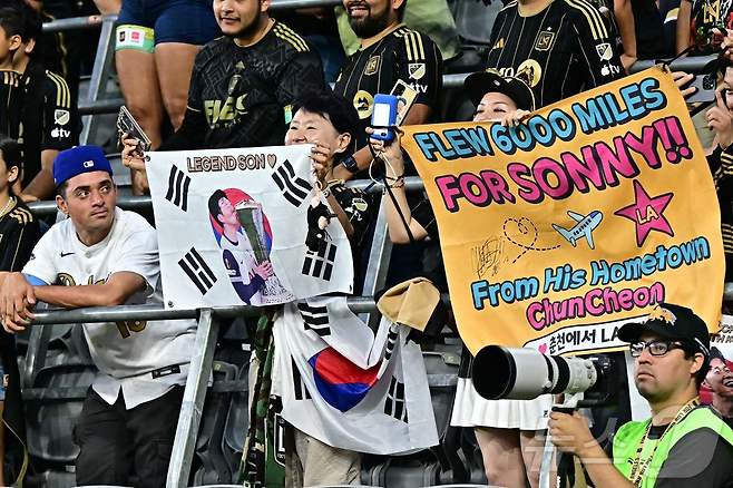 손흥민을 응원하는 팬들 ⓒ AFP=뉴스1