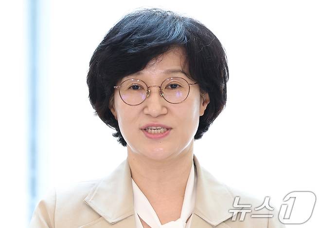 원민경 여성가족부 장관 후보자가 서울 서대문구 한국청소년활동진흥원에 마련된 인사청문 준비 사무실로 첫 출근하며 지명 소감을 밝히고 있다. 2025.8.18/뉴스1 ⓒ News1 오대일 기자