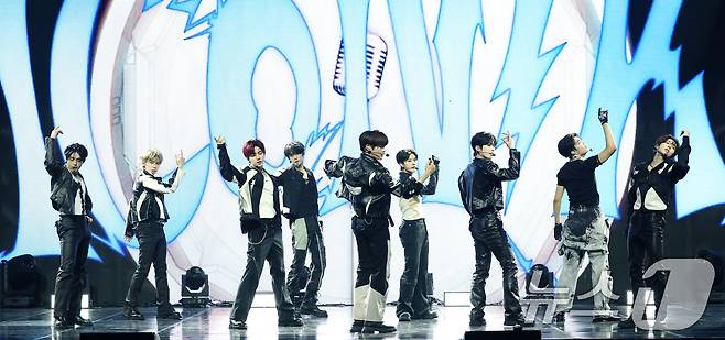 제로베이스원(ZEROBASEONE)이 1일 오후 서울 용산구 블루스퀘어 SOL트래블홀에서 가진 정규 1집 ‘NEVER SAY NEVER(네버 세이 네버)’ 발매 기념 쇼케이스에 참석해 신곡을 선보이고 있다. 2025.9.1/뉴스1 ⓒ News1 권현진 기자