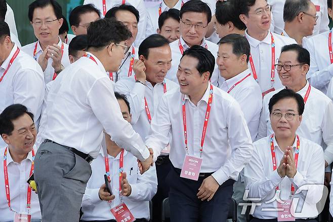 장동혁 국민의힘 대표와 권성동 의원이 지난달 28일 오후 인천 인천국제공항공사 인재개발원에서 열린 국민의힘 국회의원 연찬회에서 인사하고 있다. 2025.8.28/뉴스1 ⓒ News1 신웅수 기자