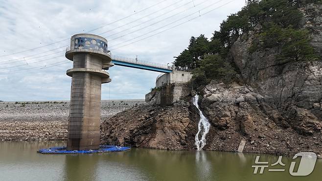 강원 강릉 오봉저수지에 14억 원을 투입한 '구산농보 생활용수 확보사업'으로 확보한 남대천 하류 물이 저수지로 솓아지고 있다.(강릉시 제공, 재판매 및 DB 금지)