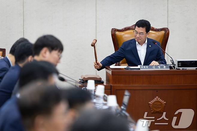 신정훈 국회 행정안전위원장이 1일 서울 여의도 국회에서 열린 제429회 국회(정기회) 행정안전위원회 제1차 전체회의에서 의사봉을 두드리고 있다. 2025.9.1/뉴스1 ⓒ News1 유승관 기자