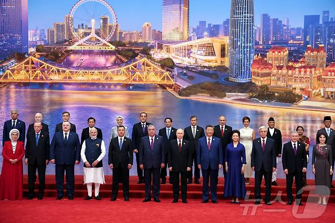 시진핑 중국 국가주석, 블라디미르 푸틴 러시아 대통령을 포함한 각국 정상 및 고위 관료들이 31일 중국 톈진에서 열린 상하이협력기구(SCO) 정상회의에서 단체 사진을 촬영하고 있다. 2025.8.31 ⓒ 로이터=뉴스1 ⓒ News1 정은지 특파원