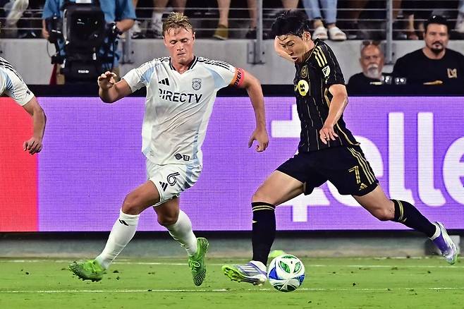 왼발 슛을 시도하는 손흥민(오른쪽). 사진 | LA=AFP연합뉴스