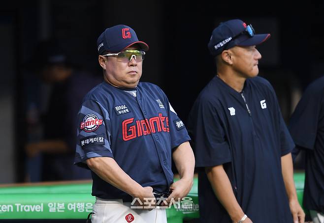 롯데 김태형 감독이 경기 전 상대 덕아웃을 바라보고 있다. 잠실 | 최승섭기자 thunder@sportsseoul.com