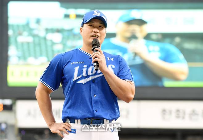 삼성 오승환이 28일 잠실구장에서 열린 2025 KBO리그 삼성과 두산의 경기에 앞서 진행된 은퇴 투어 행사에서 인사말을 하고 있다. 잠실 | 박진업 기자 upandup@sportsseoul.com