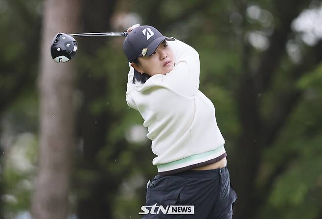 지난 5월 열린 한국여자프로골프(KLPGA) 투어 '2025 NH투자증권 레이디스 챔피언십'에 출전한 신다인이 샷을 날리고 있다. /사진=손진현 기자