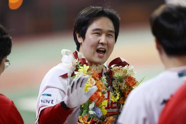 SSG 랜더스의 최정이 5월 13일 NC 다이노스와의 홈 경기에서 6회말 좌월 2점 홈런으로 500홈런의 대기록을 세웠다. /사진=SSG 랜더스