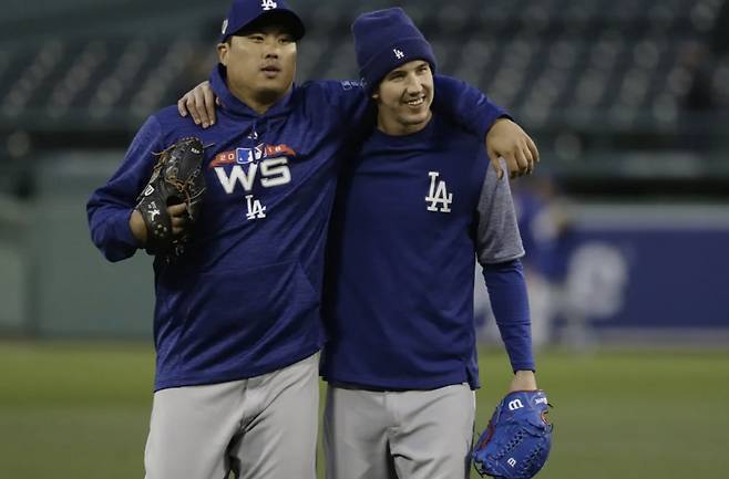 LA 다저스 류현진과 워커 뷸러가 2018년 다저스타디움에서 열린 보스턴 레드삭스와의 월드시리즈 1차전을 앞두고 훈련 도중 어깨동무를 하고 있다. AP연합뉴스