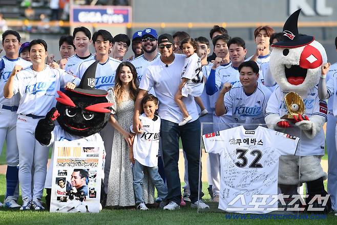 20일 수원 KT위즈파크에서 열린 한화-KT전. 경기 전 KT 쿠에바스의 작별식이 열렸다. 쿠에바스와 가족이 선수들과 기념사진을 찍고 있다. 수원=정재근 기자 cjg@sportschosun.com/2025.7.20/