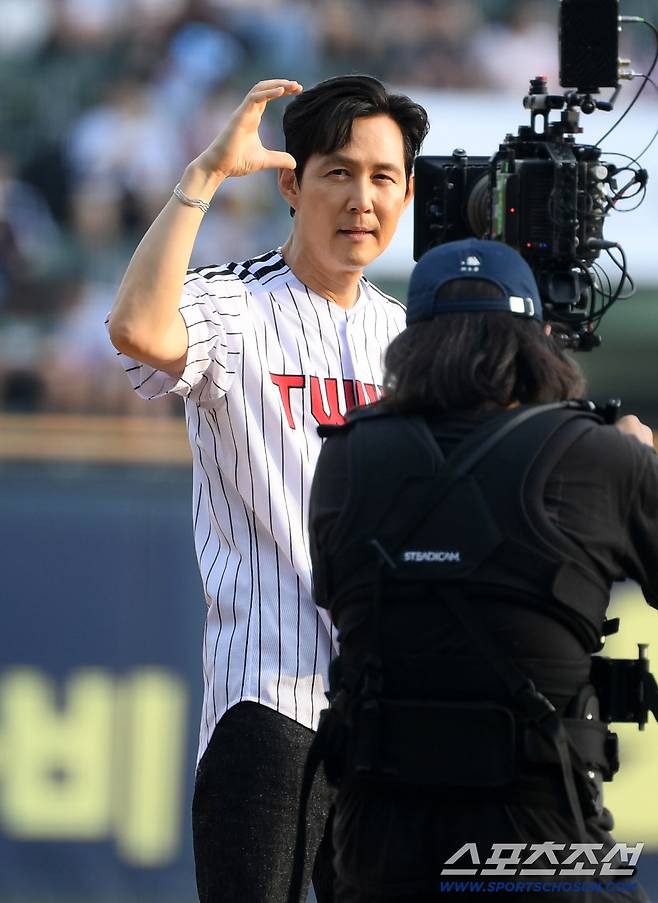 31일 잠실구장에서 열린 LG 트윈스와 키움 히어로즈 경기. 드라마 촬영차 배우 이정재가 마운드에 올라 시구하는 장면을 촬영하고 있다. 잠실=박재만 기자 pjm@sportschosun.com/2025.08.31/