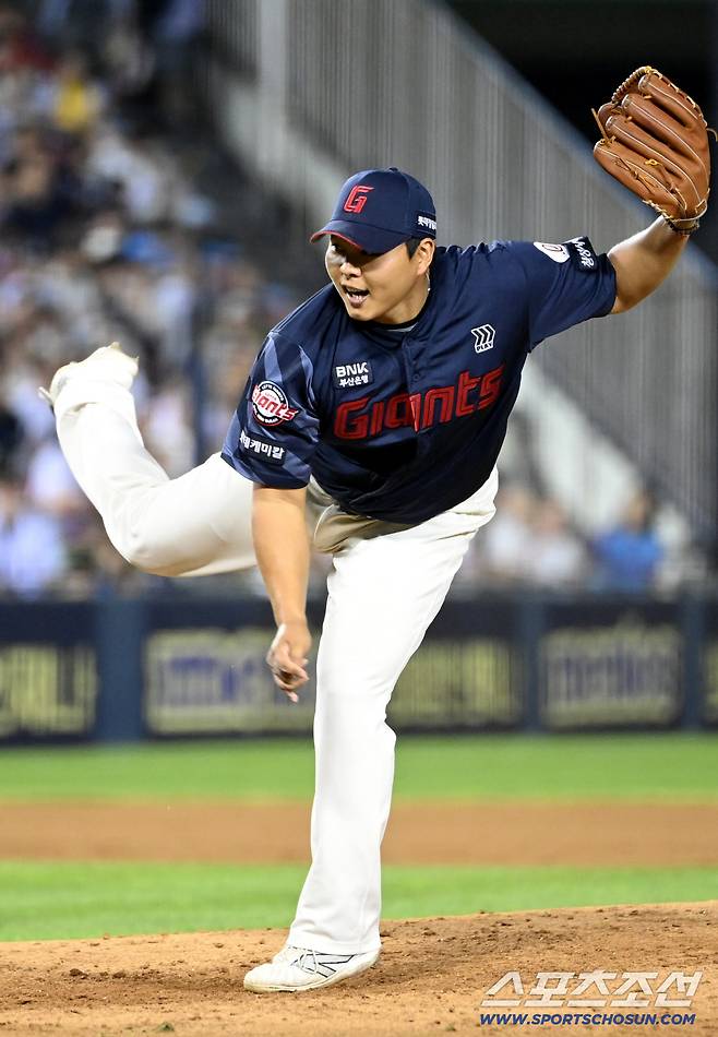 19일 잠실야구장에서 열린 롯데와 LG의 경기, 롯데 박진이 역투하고 있다. 잠실=허상욱 기자wook@sportschosun.com/2025.08.19/