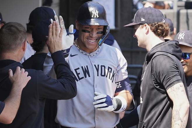 1회 솔로홈런을 치고 들어온 애런 저지가 동료들의 축하를 받고 있다. AP연합뉴스