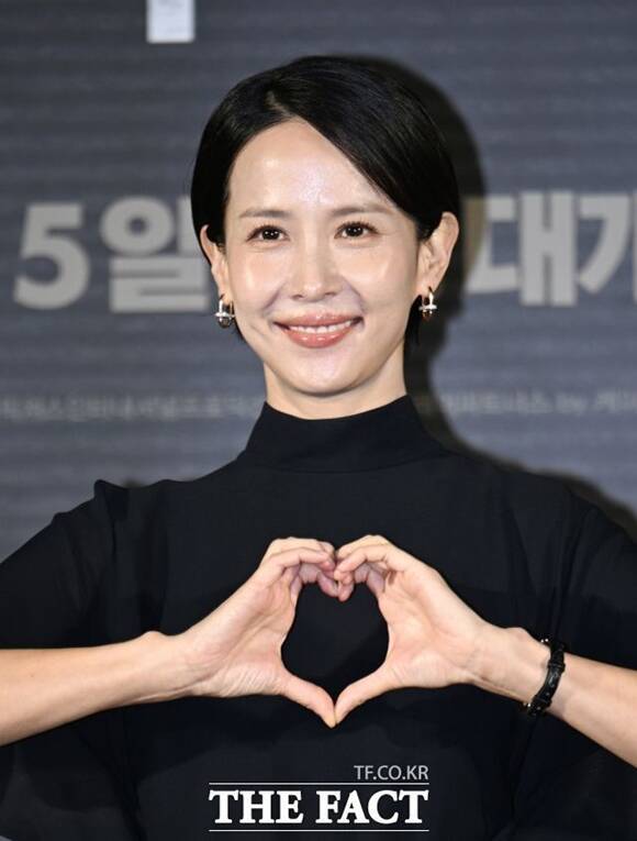 '좀비딸'로 여름 극장가를 책임졌던 배우 조여정이 '살인자 리포트'로 새로운 얼굴을 꺼내는 가운데, 연타석 흥행에 성공할지 관심을 모은다. /박헌우 기자