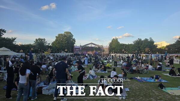 지난 달 29일부터 31일까지 유림공원에서 열린 '2025 유성 재즈&맥주 페스타'에 시민들이 재즈와 맥주를 즐기기 위해 모여있다. /정예준 기자