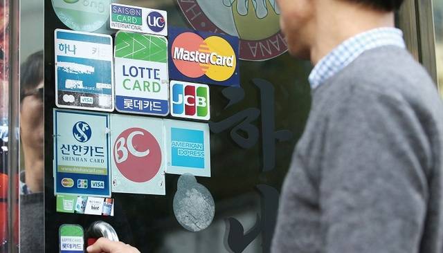 신용카드사가 디지털전환(DT)을 단행하면서 신용카드 모집인이 급감하고 있다. /뉴시스