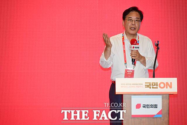 송언석 국민의힘 원내대표가 1일 "한 손에는 다수당의 권력, 한 손에는 특검의 칼을 쥔 이재명 정권에 있어 독재라는 말은 더 이상 정치적 레토릭이 아니라 정권의 본질인 것 같다"고 비판했다. 사진은 송 원내대표가 지난 28일 오후 인천 중구 인천국제공항공사 항공교육원에서 열린 '2025 국민의힘 국회의원 연찬회'에서 개회사를 하고 있는 모습. /남윤호 기자