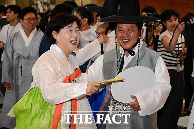 서영교(왼쪽), 김병주 더불어민주당 의원이 1일 오후 서울 여의도 국회 본회의장 앞에서 제429회 국회(정기회) 개회식을 앞두고 한복 차림으로 대화하고 있다. /국회=남윤호 기자