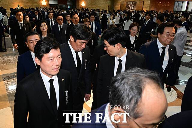 국민의힘 소속 의원들이 1일 오후 서울 여의도 국회에서 열린 제429회 국회(정기회) 개회식에 상복을 입은 채 참석하고 있다. /국회=남윤호 기자