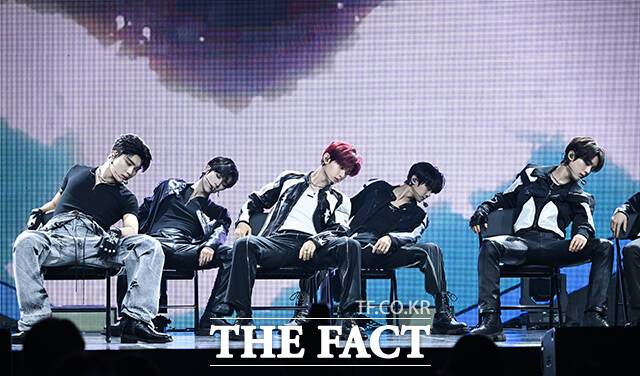그룹 제로베이스원이 1일 오후 서울 용산구 블루스퀘어 SOL 트래블홀에서 열린 첫 정규 1집 'NEVER SAY NEVER(네버 세이 네버)' 발매 기념 쇼케이스에 참석해 수록곡 'Lovesick Game(러브식 게임)' 무대를 펼치고 있다. /서예원 기자