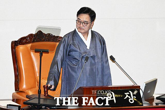 안건 상정하는 우원식 국회의장.