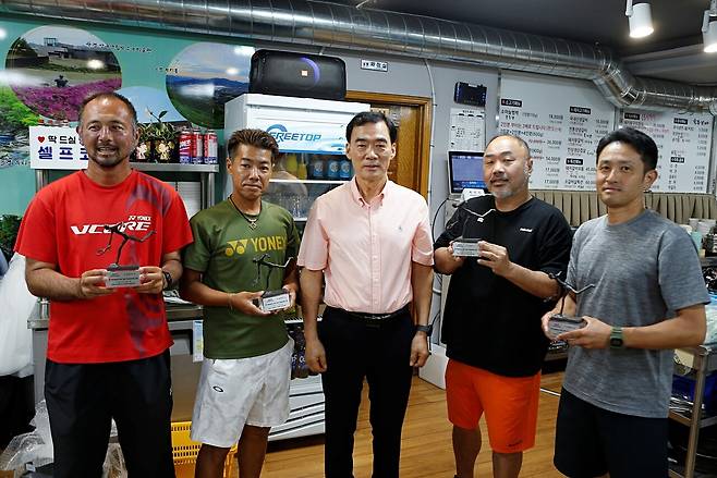 초등연맹은 매 대회마다 해외 지도자들에게 감사패를 제작해 전달하고 있다. 만찬 자리에서 감사패를 전달한 정성헌 회장(가운데).