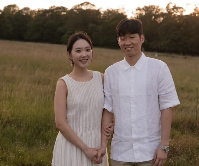 전 국가대표 축구선수 박지성(44)와 배우자 김민지(40) 전 SBS 아나운서(왼쪽). 김민지 SNS