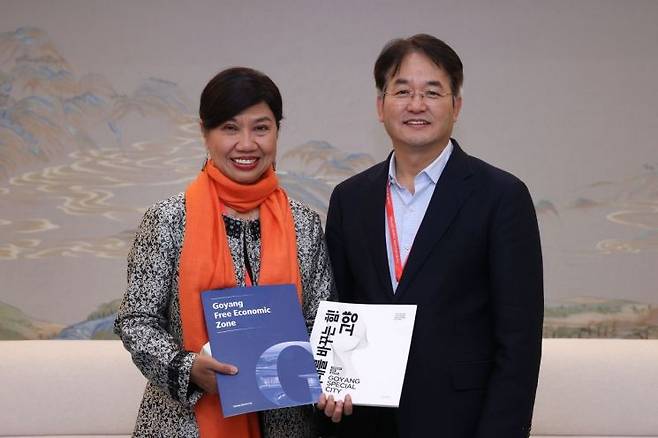 이동환 고양특례시장이 고양시 UCLG ASPAC 유치 제안 위한 사무총장과 면담. 고양특례시 제공