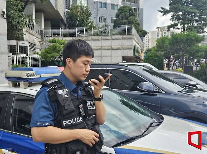 서울 광진경찰서 광나루지구대 박인수 순경(29)이 무전기로 교신하고 있다. 박승욱 기자