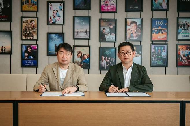 이상백 에이스토리 대표(왼쪽)와 정근욱 KT스튜디오지니 대표